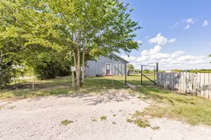 709 W Live Oak St, Alvord, TX 76225 - Photo 5