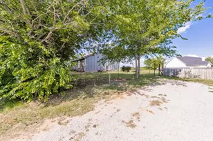 709 W Live Oak St, Alvord, TX 76225 - Photo 3