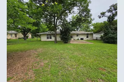 215 Woodard Avenue, Cleburne, TX 76033 - Photo 17