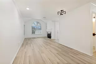 1004 Bridges Dr, Arlington, TX 76012 - Photo 9