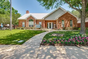 1004 Bridges Dr, Arlington, TX 76012 - Photo 3