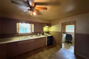317 Hurt St, Dublin, TX 76446 - Photo 5
