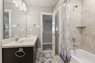 7452 Reverchon Dr, Irving, TX 75063 - Photo 33