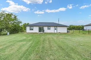 106 Edith St, Bowie, TX 76230 - Photo 17