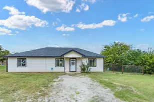 106 Edith St, Bowie, TX 76230 - Photo 1