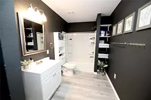 212 E Clay St, Bowie, TX 76230 - Photo 5