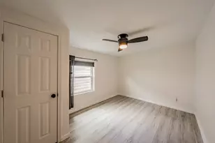 1306 E Lovers Ln, Arlington, TX 76010 - Photo 23