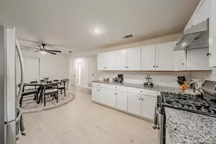 1306 E Lovers Ln, Arlington, TX 76010 - Photo 13