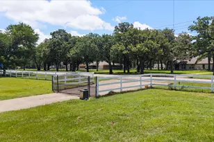 8111 Russell Curry Rd, Arlington, TX 76001 - Photo 9