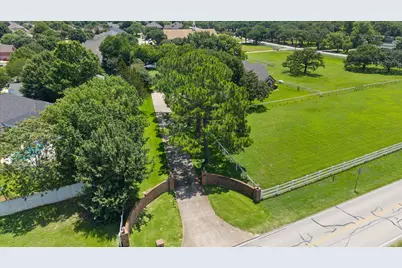 8111 Russell Curry Road, Arlington, TX 76001 - Photo 31