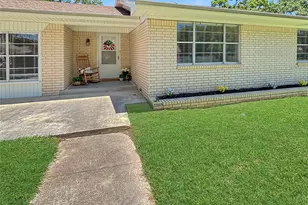 305 S Weatherford St, Chico, TX 76431 - Photo 1
