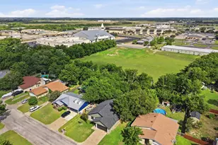 1727 W Doyle St, Granbury, TX 76048 - Photo 33