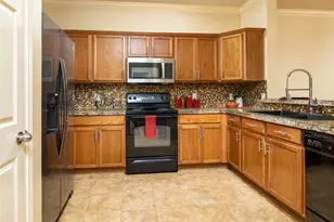2722 Hyde Park Dr, Grand Prairie, TX 75050 - Photo 5