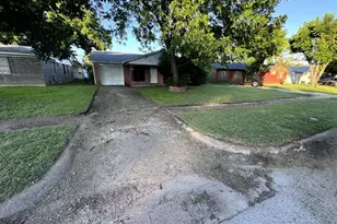 2533 Crestbrook Ln, Grand Prairie, TX 75052 - Photo 3
