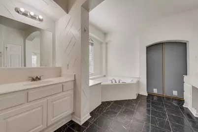 515 Suffolk Drive, Grand Prairie, TX 75052 - Photo 11