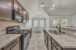 381 Coral Vine Ln, Burleson, TX 76028 - Photo 13