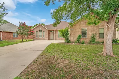 824 Duck Pond Dr, Grand Prairie, TX 75052 - Photo 1