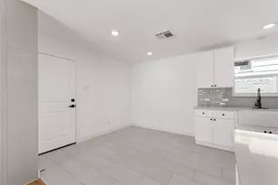 10236 Mapleridge Dr, Dallas, TX 75238 - Photo 11