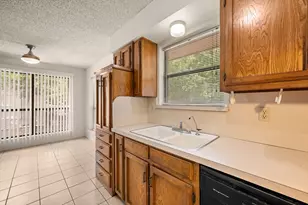 320 W Congress St, Denton, TX 76201 - Photo 13