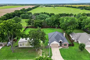 1004 E Main St, Tioga, TX 76271 - Photo 33