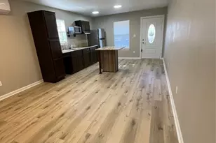 110 Crockett St, Valley View, TX 76272 - Photo 5