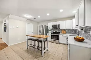 329 Daisy Ln, Burleson, TX 76028 - Photo 5