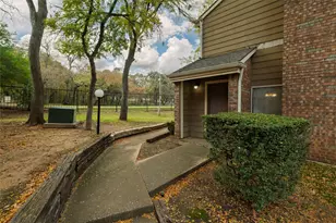 2104 Park Willow Ln, Arlington, TX 76011 - Photo 3