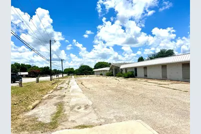 1108 W Kilpatrick Street, Cleburne, TX 76033 - Photo 3