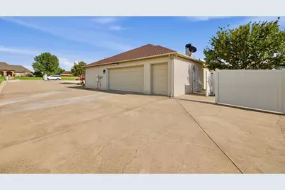 1614 Crow Creek Drive, Granbury, TX 76049 - Photo 31
