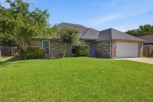 1040 Hillwood Dr, Saginaw, TX 76179 - Photo 5