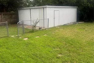 208 Washington St, Bowie, TX 76230 - Photo 13