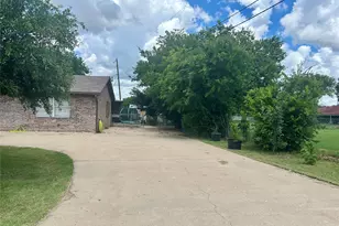 285 N Ave B, Crawford, TX 76638 - Photo 3