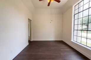2005 N Arbor Rose Dr, Grand Prairie, TX 75050 - Photo 9