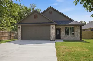 304 Evans St, Cleburne, TX 76031 - Photo 1