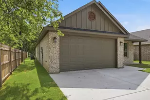 304 Evans St, Cleburne, TX 76031 - Photo 3