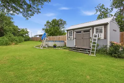 216 E Clay Street, Bowie, TX 76230 - Photo 17
