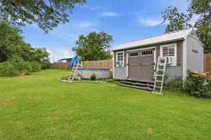 216 E Clay St, Bowie, TX 76230 - Photo 17