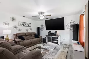216 E Clay St, Bowie, TX 76230 - Photo 5