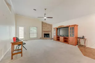 302 Manana Dr, Grand Prairie, TX 75050 - Photo 5