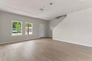320 W Gambrell St, Fort Worth, TX 76115 - Photo 5