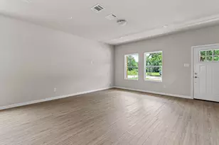 320 W Gambrell St, Fort Worth, TX 76115 - Photo 5