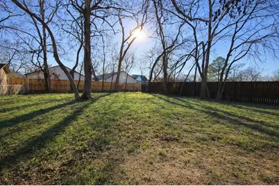 415 W 7th Street, Bonham, TX 75418 - Photo 15