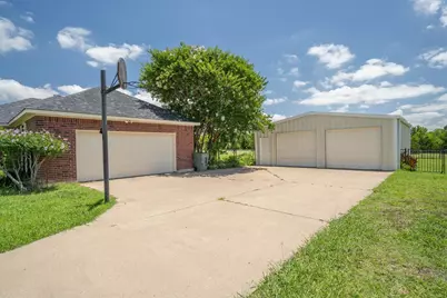 697 Meadowview Circle, Van Alstyne, TX 75495 - Photo 3