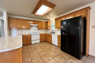 525 W Lloyd St, Krum, TX 76249 - Photo 5
