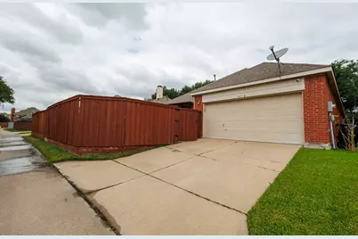 9718 Wolf Creek Drive, Irving, TX 75063 - Photo 27