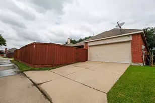 9718 Wolf Creek Dr, Irving, TX 75063 - Photo 27