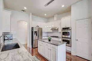 9718 Wolf Creek Dr, Irving, TX 75063 - Photo 19