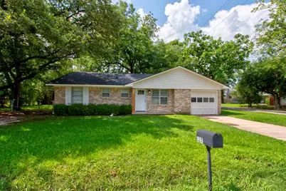 327 W McKinney Street, Pilot Point, TX 76258 - Photo 1
