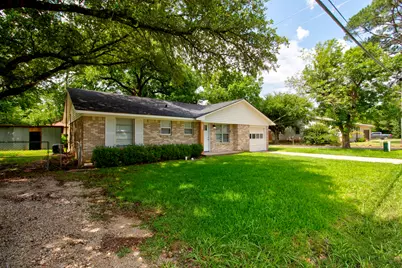 327 W McKinney Street, Pilot Point, TX 76258 - Photo 3