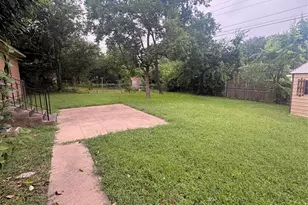 1300 Royal Oaks Dr, Waco, TX 76710 - Photo 23